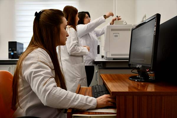 Bilecik'teki üniversite laboratuvarında insan sağlığı için mikroplastik analizleri yapılıyor