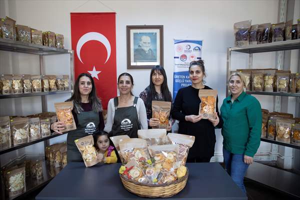 Tunceli'de kurulan meyve sebze kurutma tesisi dar gelirli kadınlara iş kapısı oldu