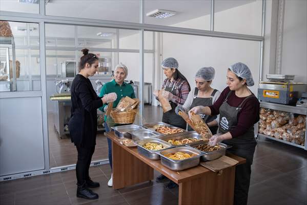 Tunceli'de kurulan meyve sebze kurutma tesisi dar gelirli kadınlara iş kapısı oldu