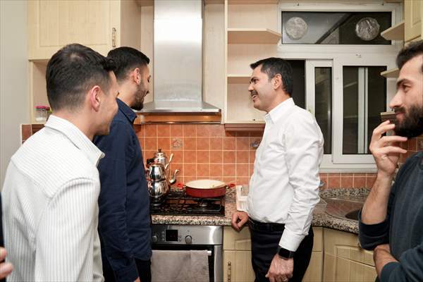 İBB Başkan adayı Kurum, gençlerle sahur yaptı