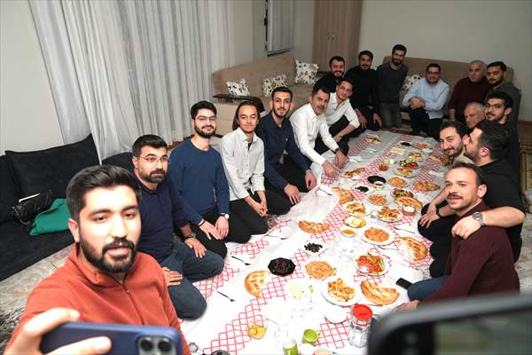 İBB Başkan adayı Kurum, gençlerle sahur yaptı