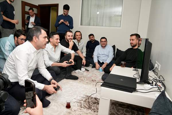 İBB Başkan adayı Kurum, gençlerle sahur yaptı