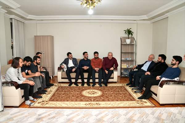 İBB Başkan adayı Kurum, gençlerle sahur yaptı