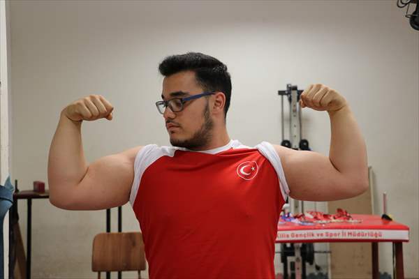 Milli bilek güreşçi İsmail Berk Kurt, gözünü Dünya Şampiyonası'na çevirdi