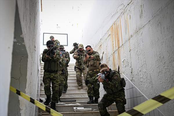 Airsoft tutkunları İzmir'de buluştu