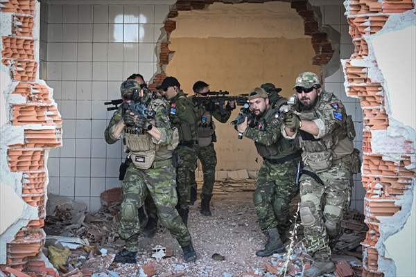 Airsoft tutkunları İzmir'de buluştu