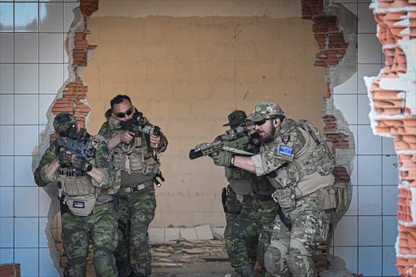 Airsoft tutkunları İzmir'de buluştu