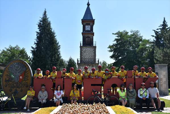 Çölyak farkındalığı için Kocaeli'den Ankara'ya pedal çeviren bisikletliler Bilecik'e ulaştı