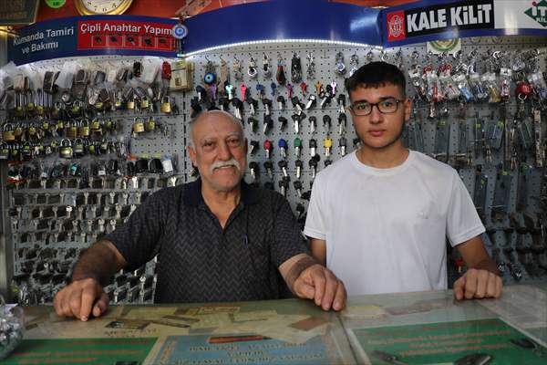 Kilis'te emekli polis, baba mesleği anahtarcılığı torunuyla sürdürüyor