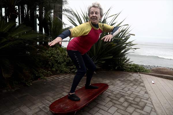 Nora Loredo: Fulfilling dreams at 67 years old on the waves of the coast of Lima, Peru