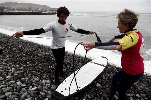 Nora Loredo: Fulfilling dreams at 67 years old on the waves of the coast of Lima, Peru