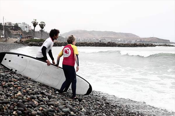 Nora Loredo: Fulfilling dreams at 67 years old on the waves of the coast of Lima, Peru