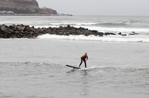Nora Loredo: Fulfilling dreams at 67 years old on the waves of the coast of Lima, Peru