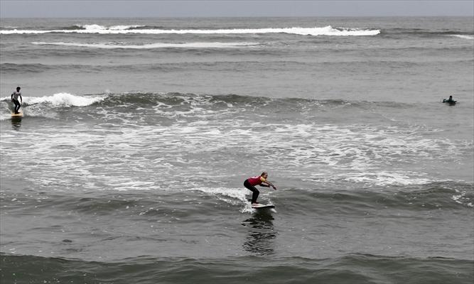 Nora Loredo: Fulfilling dreams at 67 years old on the waves of the coast of Lima, Peru