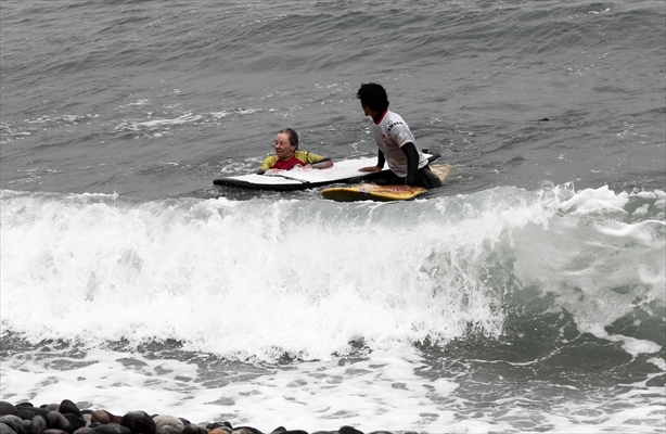 Nora Loredo: Fulfilling dreams at 67 years old on the waves of the coast of Lima, Peru