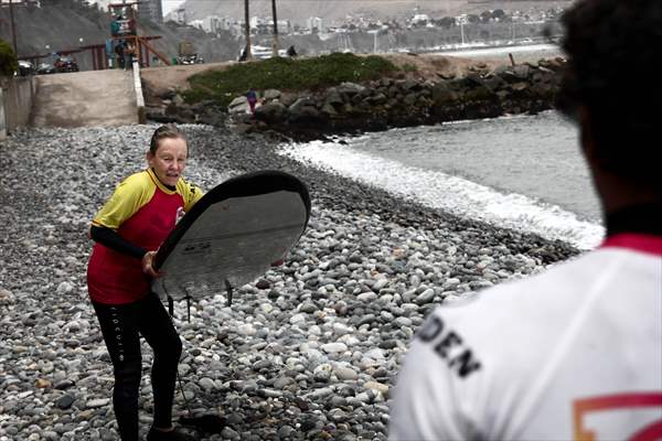 Nora Loredo: Fulfilling dreams at 67 years old on the waves of the coast of Lima, Peru