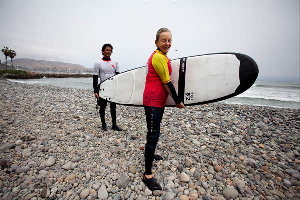 Nora Loredo: Fulfilling dreams at 67 years old on the waves of the coast of Lima, Peru
