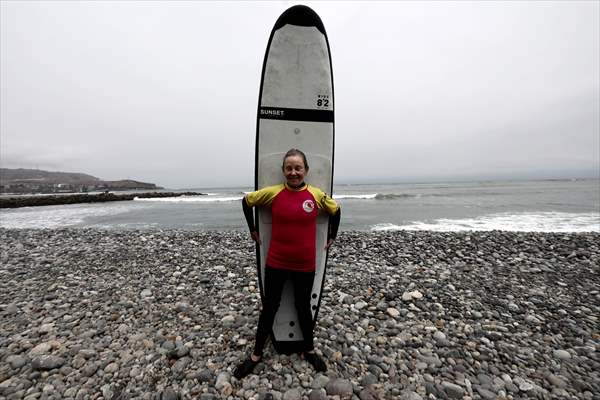 Nora Loredo: Fulfilling dreams at 67 years old on the waves of the coast of Lima, Peru