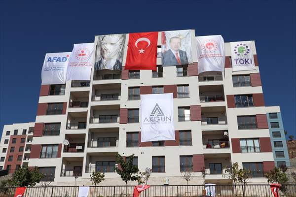 Gaziantep, Kahramanmaraş ve Kilis'te deprem konutları kurayla hak sahiplerine teslim edildi