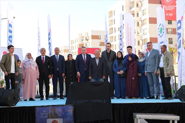 Gaziantep, Kahramanmaraş ve Kilis'te deprem konutları kurayla hak sahiplerine teslim edildi