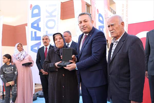 Gaziantep, Kahramanmaraş ve Kilis'te deprem konutları kurayla hak sahiplerine teslim edildi