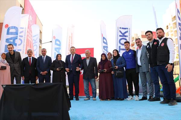 Gaziantep, Kahramanmaraş ve Kilis'te deprem konutları kurayla hak sahiplerine teslim edildi