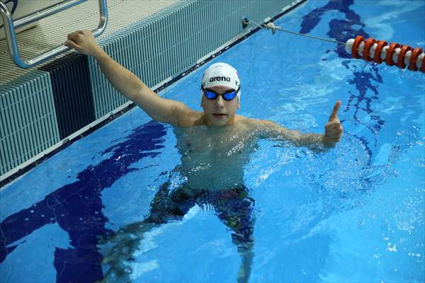 Ayrık omurga hastalığıyla mücadele eden Yusuf Efe, milli forma hedefiyle kulaç atıyor