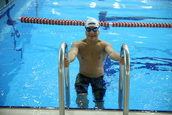 Ayrık omurga hastalığıyla mücadele eden Yusuf Efe, milli forma hedefiyle kulaç atıyor