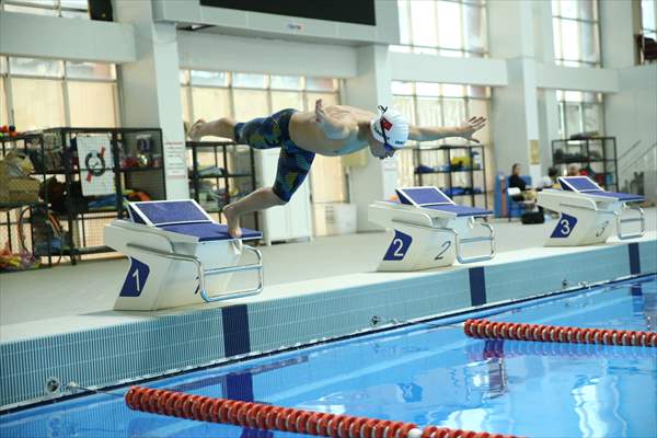 Ayrık omurga hastalığıyla mücadele eden Yusuf Efe, milli forma hedefiyle kulaç atıyor