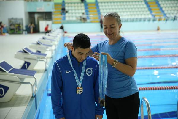 Ayrık omurga hastalığıyla mücadele eden Yusuf Efe, milli forma hedefiyle kulaç atıyor