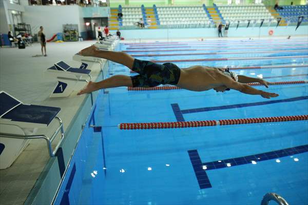 Ayrık omurga hastalığıyla mücadele eden Yusuf Efe, milli forma hedefiyle kulaç atıyor