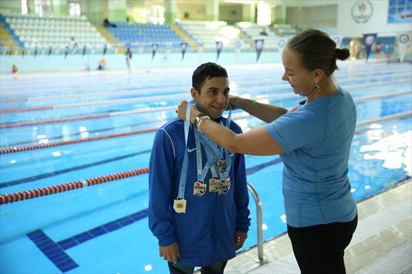 Ayrık omurga hastalığıyla mücadele eden Yusuf Efe, milli forma hedefiyle kulaç atıyor