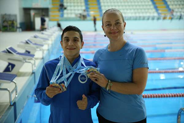 Ayrık omurga hastalığıyla mücadele eden Yusuf Efe, milli forma hedefiyle kulaç atıyor