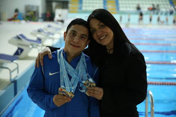 Ayrık omurga hastalığıyla mücadele eden Yusuf Efe, milli forma hedefiyle kulaç atıyor