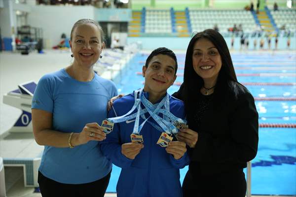 Ayrık omurga hastalığıyla mücadele eden Yusuf Efe, milli forma hedefiyle kulaç atıyor