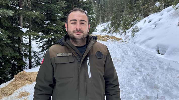Kastamonu'da karlı yolları yaban hayvanları için aşıp doğaya yem bıraktılar