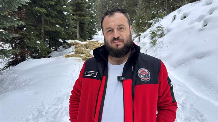 Kastamonu'da karlı yolları yaban hayvanları için aşıp doğaya yem bıraktılar