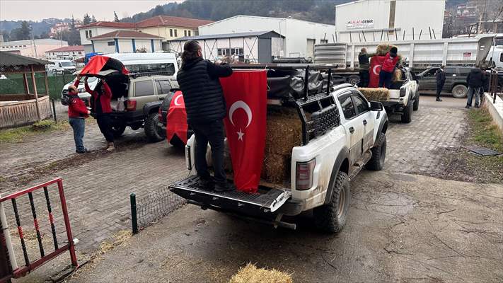 Kastamonu'da karlı yolları yaban hayvanları için aşıp doğaya yem bıraktılar