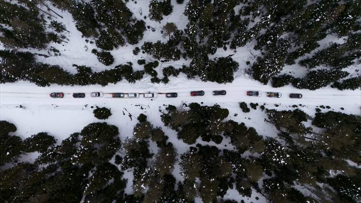 Kastamonu'da karlı yolları yaban hayvanları için aşıp doğaya yem bıraktılar
