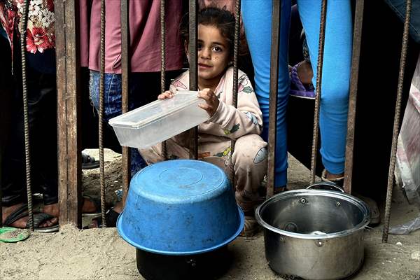 Hot meals distributed to Palestinians in Gaza under Israeli attacks