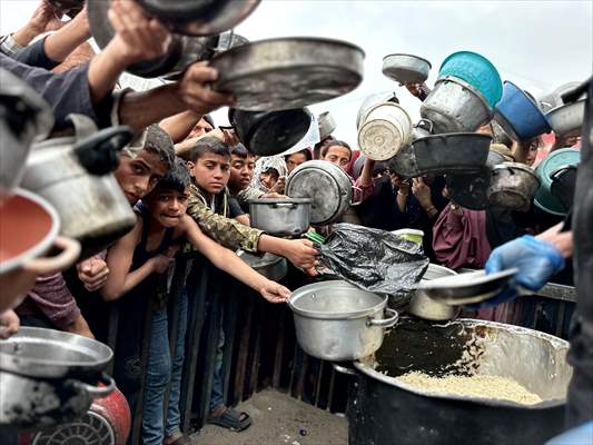 Hot meals distributed to Palestinians in Gaza under Israeli attacks