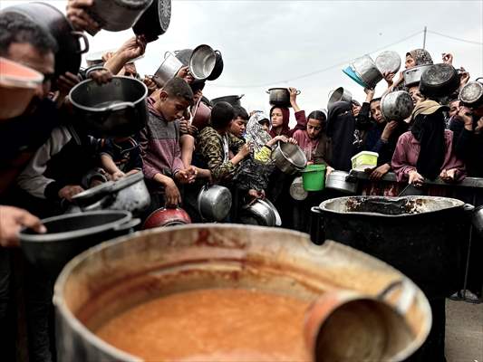 Hot meals distributed to Palestinians in Gaza under Israeli attacks