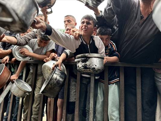 Hot meals distributed to Palestinians in Gaza under Israeli attacks
