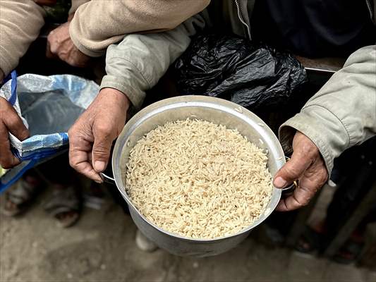 Hot meals distributed to Palestinians in Gaza under Israeli attacks