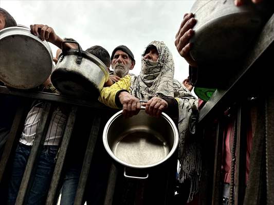 Hot meals distributed to Palestinians in Gaza under Israeli attacks