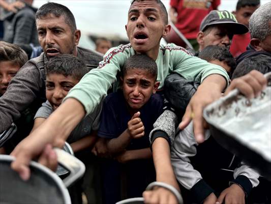 Hot meals distributed to Palestinians in Gaza under Israeli attacks