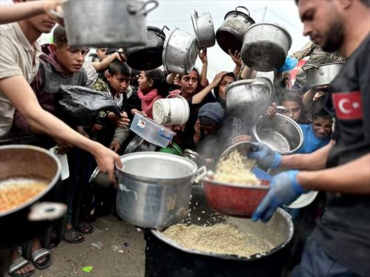 Hot meals distributed to Palestinians in Gaza under Israeli attacks