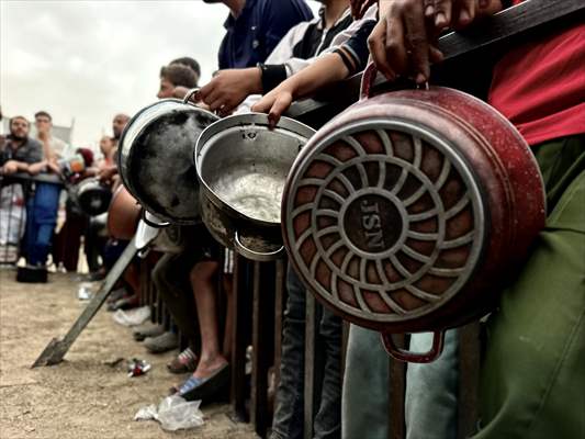 Hot meals distributed to Palestinians in Gaza under Israeli attacks