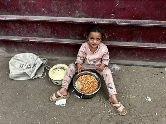 Hot meals distributed to Palestinians in Gaza under Israeli attacks