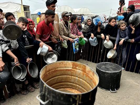 Hot meals distributed to Palestinians in Gaza under Israeli attacks